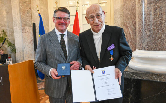 Prof. Olaf Leu erhält den Hessischen Verdienstorden am Bande.