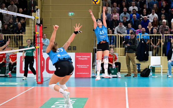 Sanne Konijnenberg stellt den Ball.