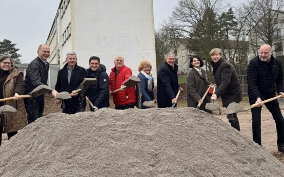 Mehr Platz fürs Lernen: Spatenstich für den Erweiterungsbau der Kohlheckschule