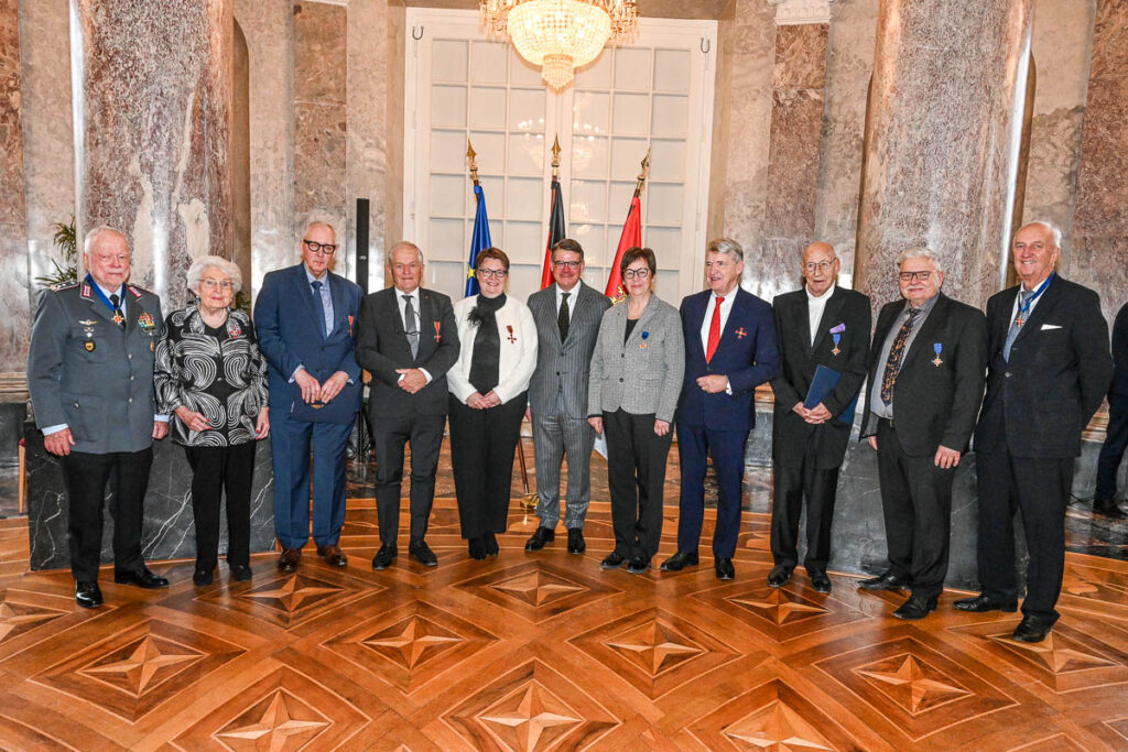 Von links nach rechts: Volker Stein, Helga Oehne, Christof Wilhelm Martin, Professor Dr. Helfried Moosbrugger, Dr. Annette Gümbel, Ministerpräsident Boris Rhein, Karin Dittrich-Brauner, Andreas de Maizière, Prof. Olaf Leu, Sven Deeg und Peter Völker.