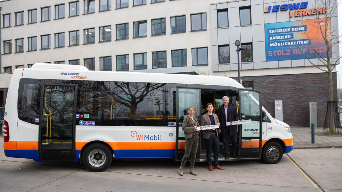 Foto – Marion Hebding, Geschäftsführerin ESWE Verkehr Günter Bertolini, Projektleiter On-Demand-Verkehre RMV Andreas Kowol, Verkehrsdezernent Landeshauptstadt Wiesbaden. © LH Wiesbaden