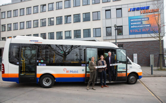 Foto – Marion Hebding, Geschäftsführerin ESWE Verkehr Günter Bertolini, Projektleiter On-Demand-Verkehre RMV Andreas Kowol, Verkehrsdezernent Landeshauptstadt Wiesbaden. © LH Wiesbaden