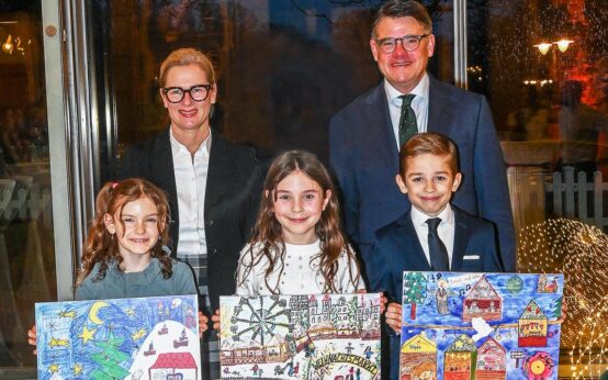 Ministerpräsident Rhein und seine Frau Tanja Raab-Rhein empfangen die Gewinnerinnen und Gewinner.