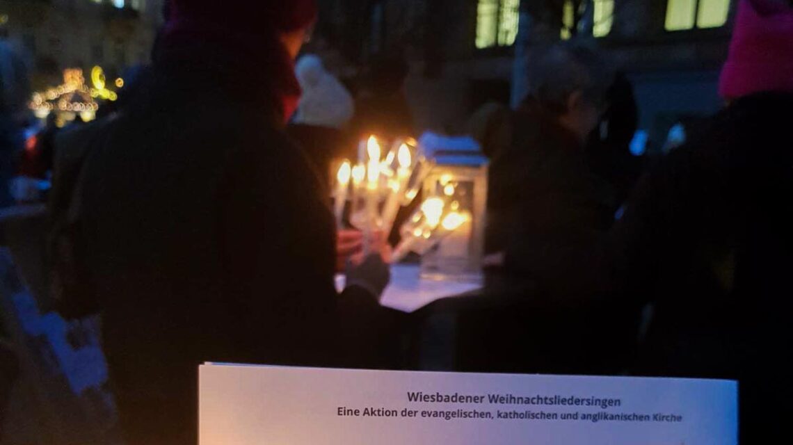 Kerzen, Klänge und viele Stimmen: Das Weihnachtsliedersingen auf dem Dern’schen Gelände bringt Wiesbaden am 5. Dezember zusammen.