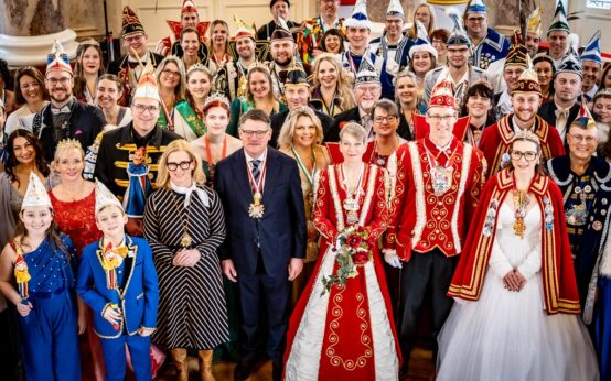 Ministerpräsident Boris Rhein und seine Frau Tanja Raab-Rhein haben die hessischen Tollitäten in Schloss Biebrich in Wiesbaden empfangen.