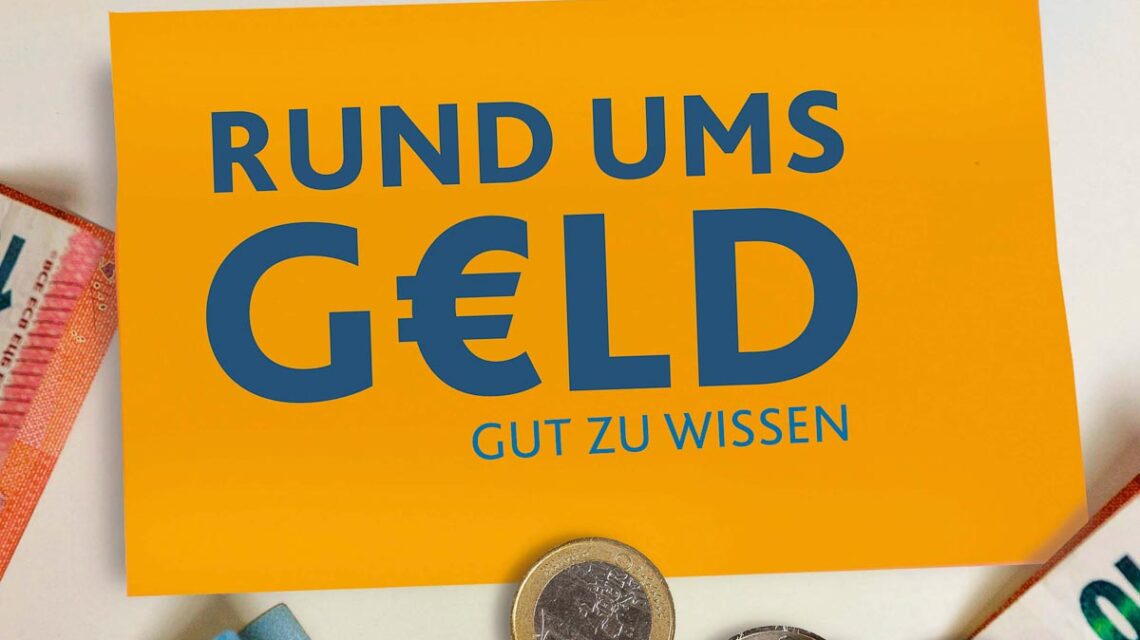 Bürgermeisterin Christiane Hinninger stellt die neue Finanzbroschüre „Rund ums Geld“ im Rathaus vor.