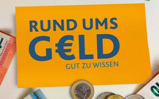 Bürgermeisterin Christiane Hinninger stellt die neue Finanzbroschüre „Rund ums Geld“ im Rathaus vor.