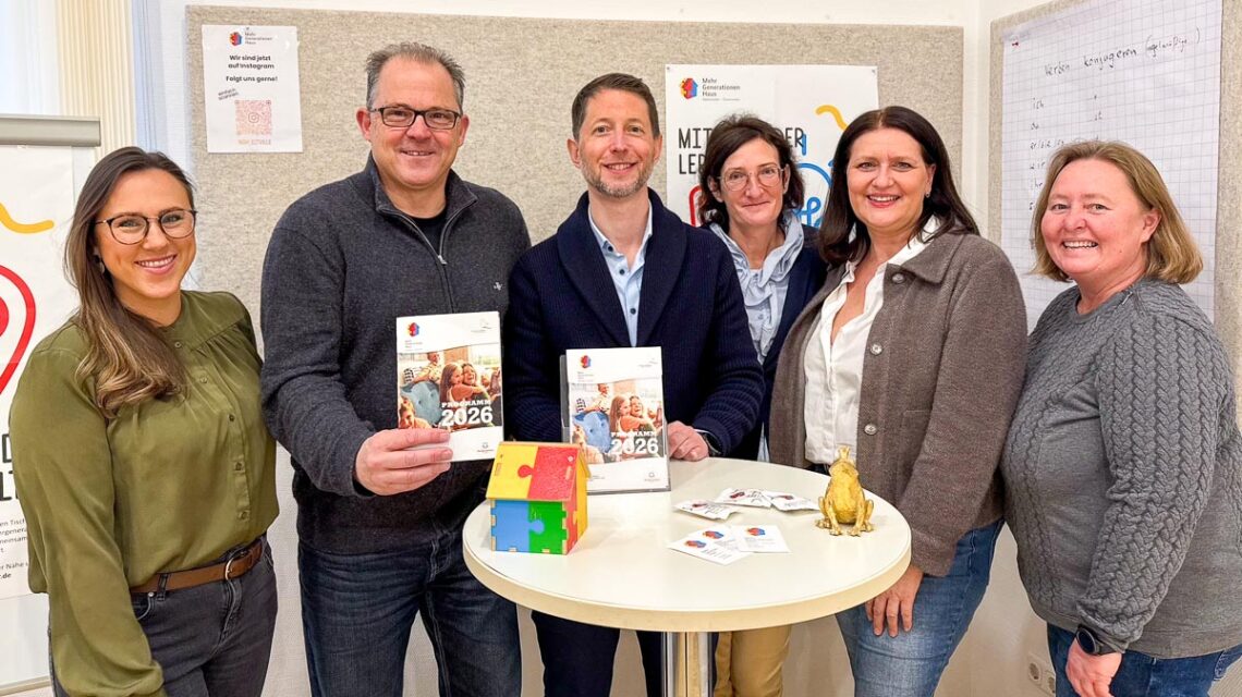 (v.l.) Nadine Lerch vom MGH-Team, Bürgermeister Patrick Kunkel, Amtsleiter für Soziales, Thomas Speth, Fachbereichsleiterin für das MGH, Heike Titius, MGH-Leitung Marlis Flöck und Heike Schuck vom MGH-Team freuen sich auf neue und alte Angebote in 2026.
