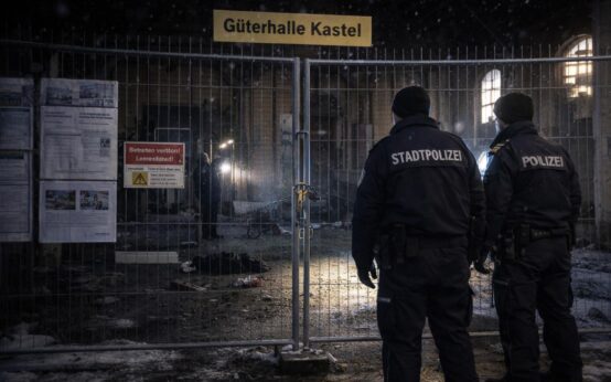 Die ehemalige Güterhalle zwischen Reduit und Bahnhof Mainz-Kastel: gesichert, aber ohne klare Zukunftsperspektive. ©2026 KI-generiert