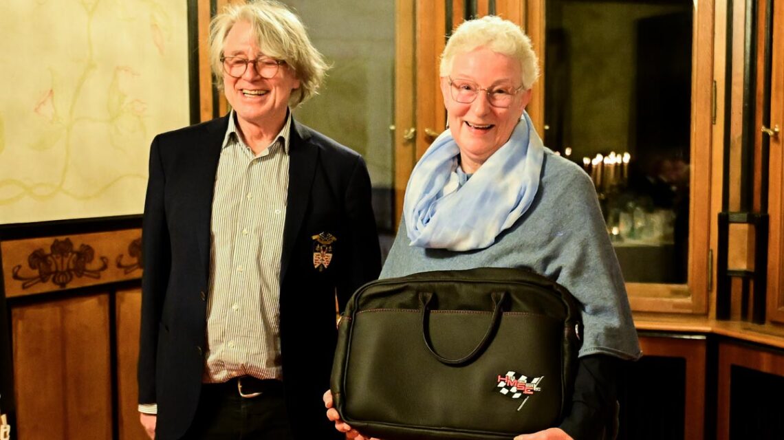 Dirk Dohse überreicht Petra Ritter für Ihren tollen Einsatz im Rahmen der HMSC Oldtimer-Rallye eine Messamger Bag.