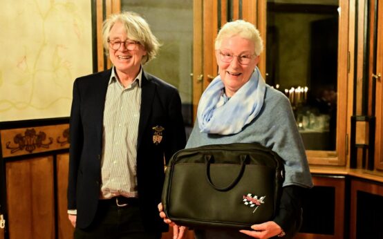 Dirk Dohse überreicht Petra Ritter für Ihren tollen Einsatz im Rahmen der HMSC Oldtimer-Rallye eine Messamger Bag.