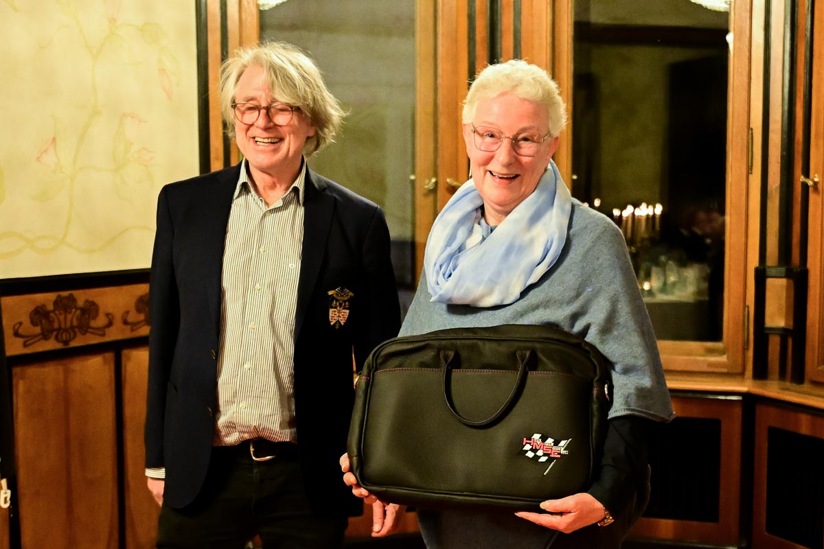 Neujahrsempfang-zwischen-Kronleuchter-und-Kurvenlage