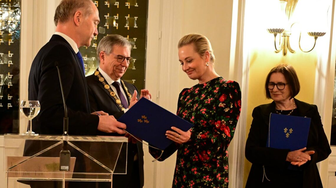 Stadtverordnetenvorsteher Dr. Gerhard Obermayr und OB Gerd Uwe Mende überreichen Aktivistin Julia Nawalnaja den Ludwig Beck Preis 2026