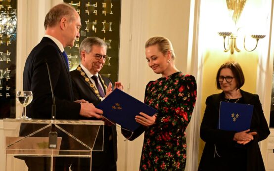 Stadtverordnetenvorsteher Dr. Gerhard Obermayr und OB Gerd Uwe Mende überreichen Aktivistin Julia Nawalnaja den Ludwig Beck Preis 2026