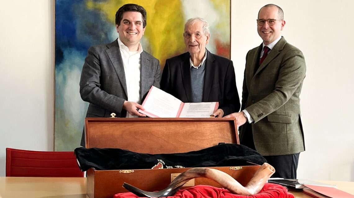 Unterzeichnung des Schenkungsvertrags