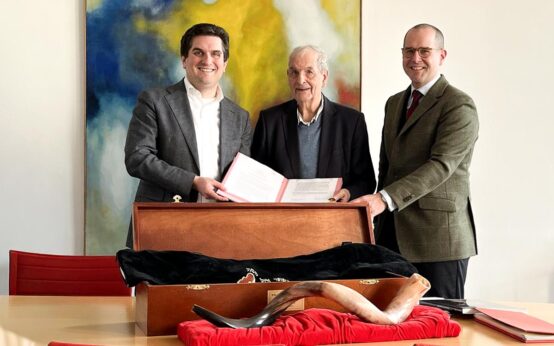 Unterzeichnung des Schenkungsvertrags