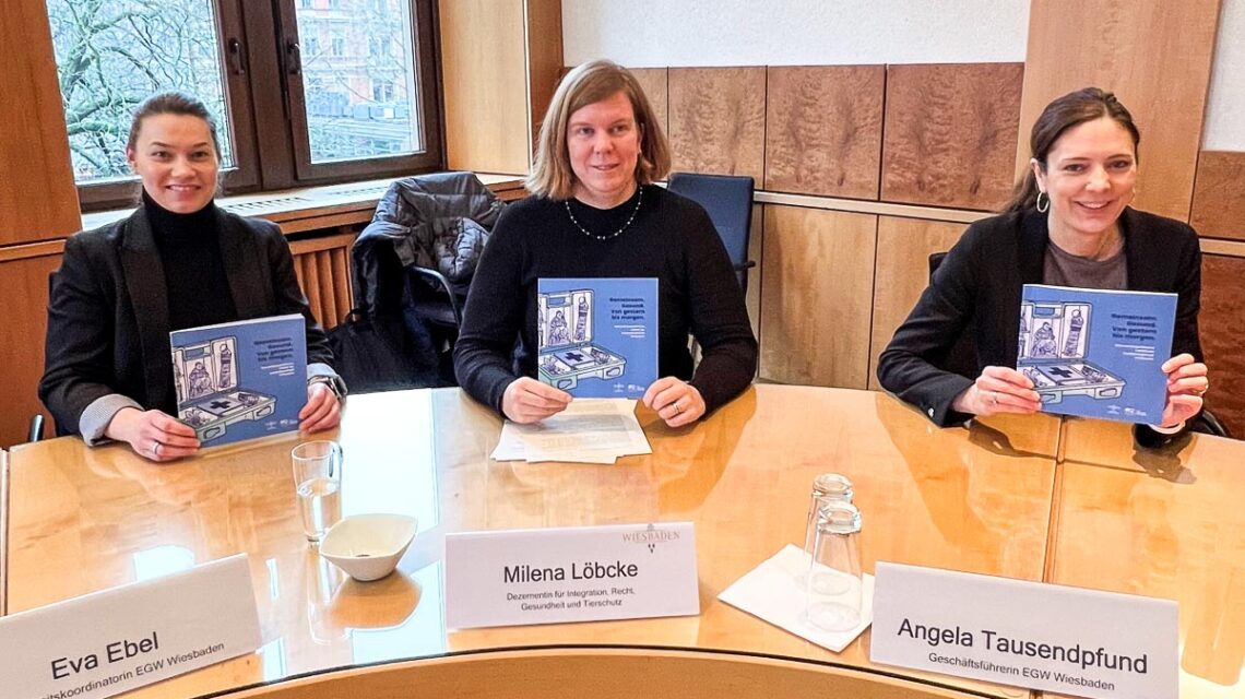 Eva Ebel, Milena Loebke und Angela Tausepfund bei Vorstellung des Leitbildes.
