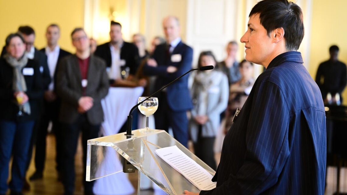 Oberbürgermeister Gert-Uwe Mende begrüßt die Gäste und Prof. Nicole Deitelhoff beim Neujahrsempfang im großen Festsaal des Wiesbadener Rathauses.
