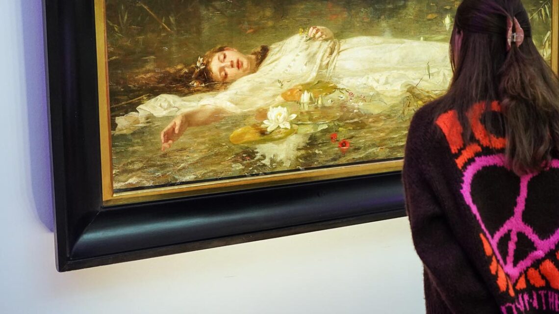 Besucherin im Museum Wiesbaden vor dem Kunstwerk „Ophelia"