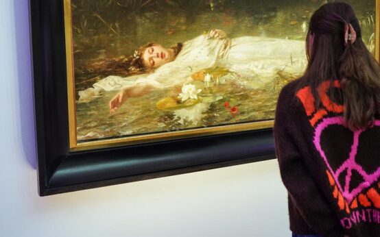 Besucherin im Museum Wiesbaden vor dem Kunstwerk „Ophelia"