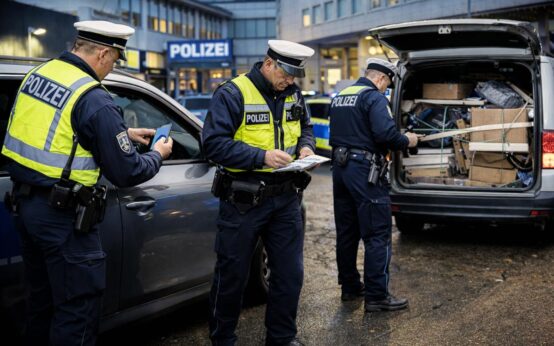 Handy weg, Gurt an: Die Wiesbadener Polizei stoppte am Wochenende mehrere Verkehrssünder direkt vor den Revieren
