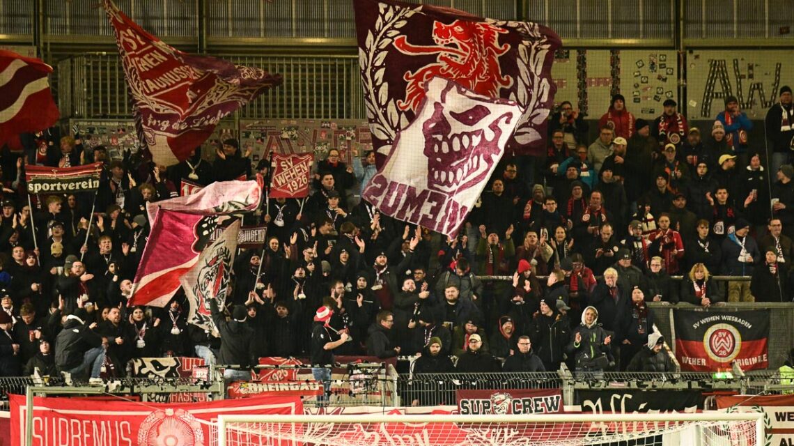 Fans des SV Wehen Wiesbaden.