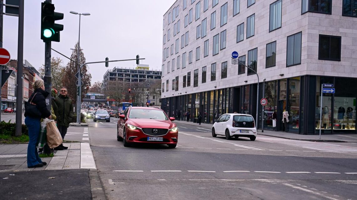 Schwalbacher Straße, der Verkehr läuft über die Westseite in beide Richtungen.