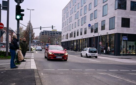 Schwalbacher Straße, der Verkehr läuft über die Westseite in beide Richtungen.