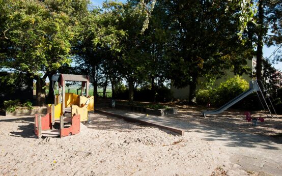 Spielplatz Breckenheimer Weg, in die Jahre gekommenes Klettergerüst.