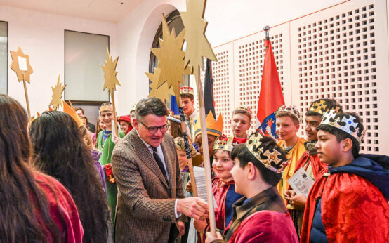 Sternsinger aus dem Bistum Limburg überbringen ihren Segen in der Hessischen Staatskanzlei – und eine klare Botschaft gegen Kinderarbeit.