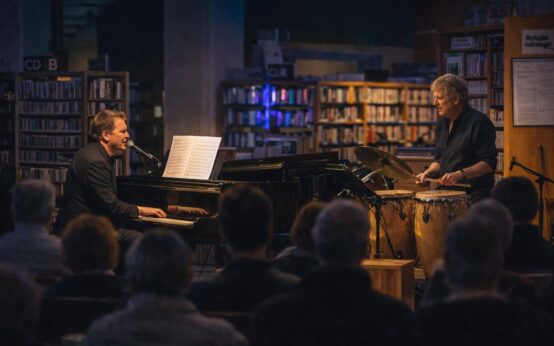 Klemens Althapp am Klavier, begleitet von Percussionist Michael Weil: Konzertabend in der Musikbibliothek Wiesbaden.