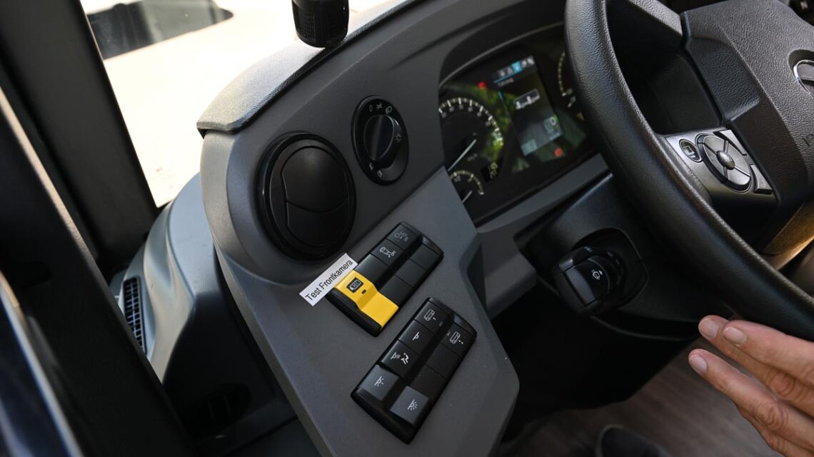 Cockpit im Bus, links der Knopf für die Frontkamera.