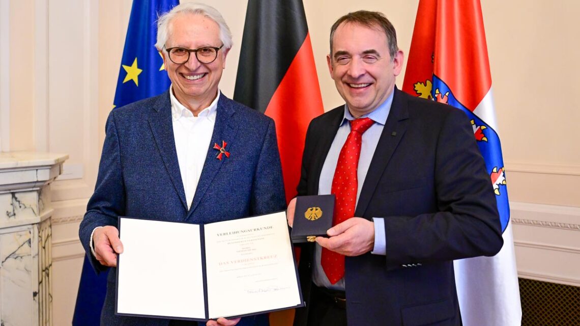 Minister Prof. Lorz überreicht Thomas Michel das Bundesverdienstkreuz 1. Klasse.