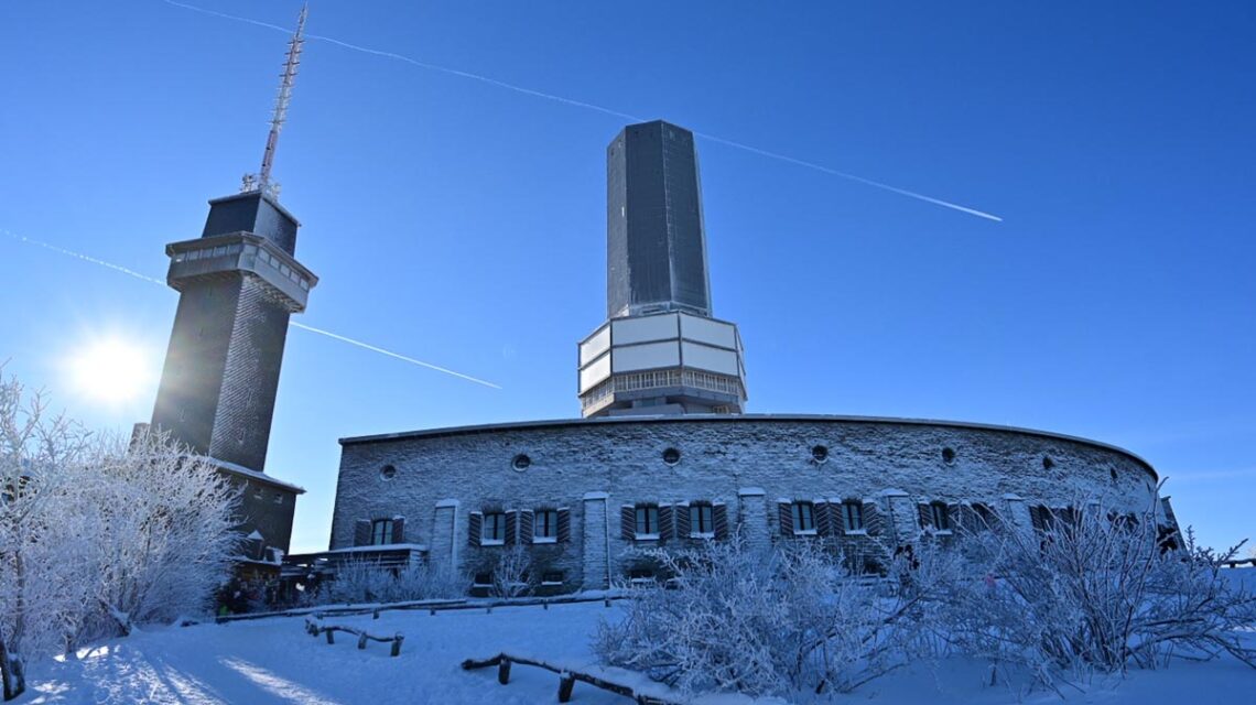 Großer Feldberg im Schnee versunken.