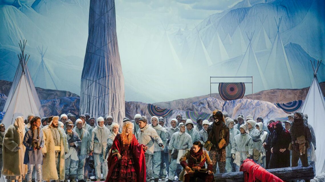 Eine Welt im Dauerfrost: „Schneeflöckchen“ im Großen Haus des Staatstheaters Wiesbaden, inszeniert als dystopische Parabel von Maxim Didenko.