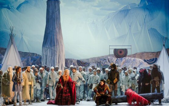 Eine Welt im Dauerfrost: „Schneeflöckchen“ im Großen Haus des Staatstheaters Wiesbaden, inszeniert als dystopische Parabel von Maxim Didenko.