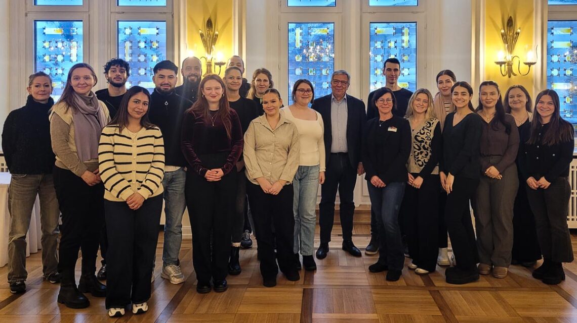 Foto – Begrüßung im Festsaal des Wiesbadener Rathauses: Azubis aus Friedrichshain-Kreuzberg starten ihren Austausch mit der Stadtverwaltung. ©2026 LH Wiesbaden