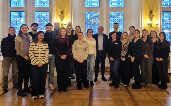 Foto – Begrüßung im Festsaal des Wiesbadener Rathauses: Azubis aus Friedrichshain-Kreuzberg starten ihren Austausch mit der Stadtverwaltung. ©2026 LH Wiesbaden