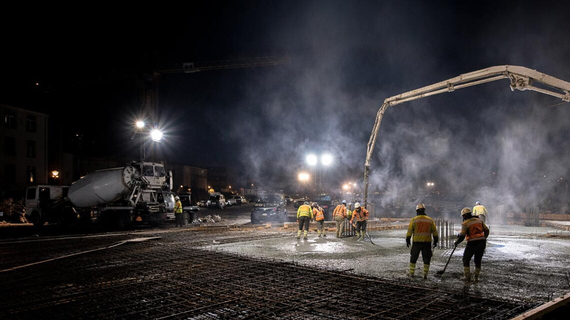 Nächtliche Betonierungsarbeiten halten den Bauablauf stabil – die Stadt setzt auf Lärmminderung und klare Zeitfenster.