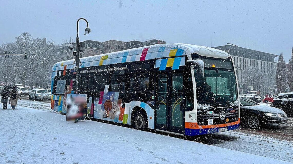 Bus an der Haltestelle im Winter.
