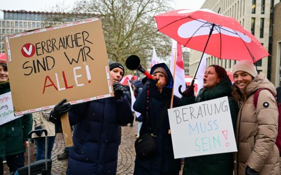 Demonstration der Verbraucherzentrale Hessen in Wiesbaden: Ein kleiner Zug, klare Forderungen und viel Rückenwind aus der Zivilgesellschaft.