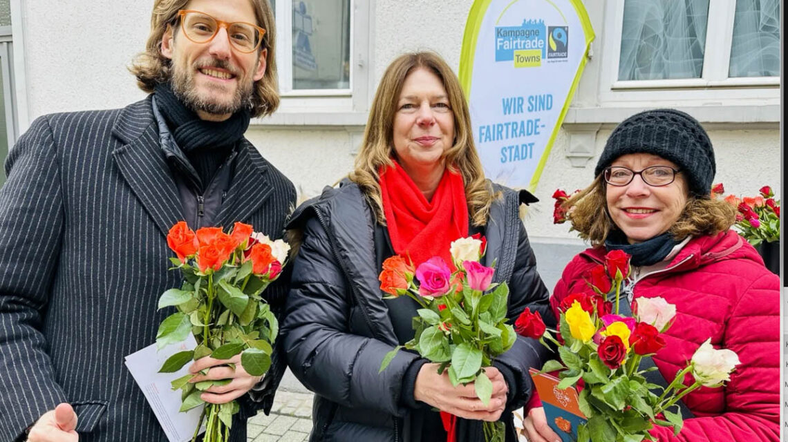 Fairtrade-Rosen zum Valentinstag: Umweltamt Wiesbaden wirbt mit Aktion für fairen Handel und nachhaltige Lieferketten in der Mauergasse.