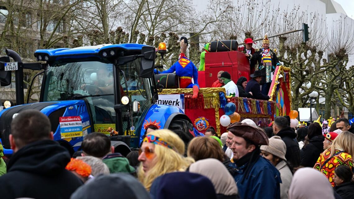 Oberbürgermeister Gert-Uwe Mende auf dem Wagen des facettenwerks.