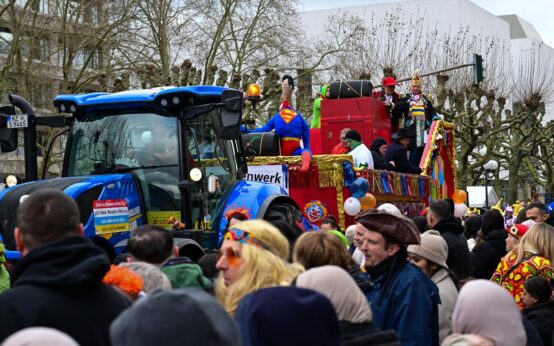 Oberbürgermeister Gert-Uwe Mende auf dem Wagen des facettenwerks.