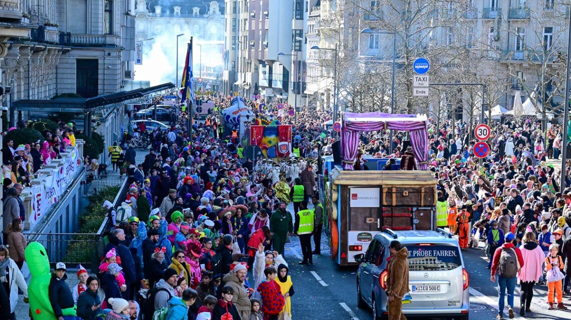 Fastnachtsonntagsumzug vor der Staatskanzlei
