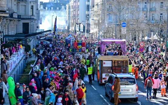 Fastnachtsonntagsumzug vor der Staatskanzlei