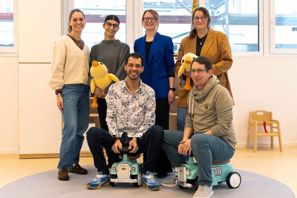 Sozialdezernentin Dr. Patricia Becher (Mitte), mit den Kitaleitungen Aytug Gün und Janice Renneisen sowie dem Team der „Flotte Ente“.