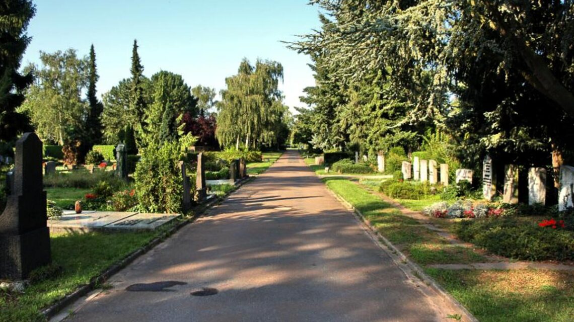 Ein Ehrengrab auf dem Friedhof Kastel erinnert an Heinrich Löffelholz, der Kastel mit Wasser, Licht und Infrastruktur in die Moderne führt.