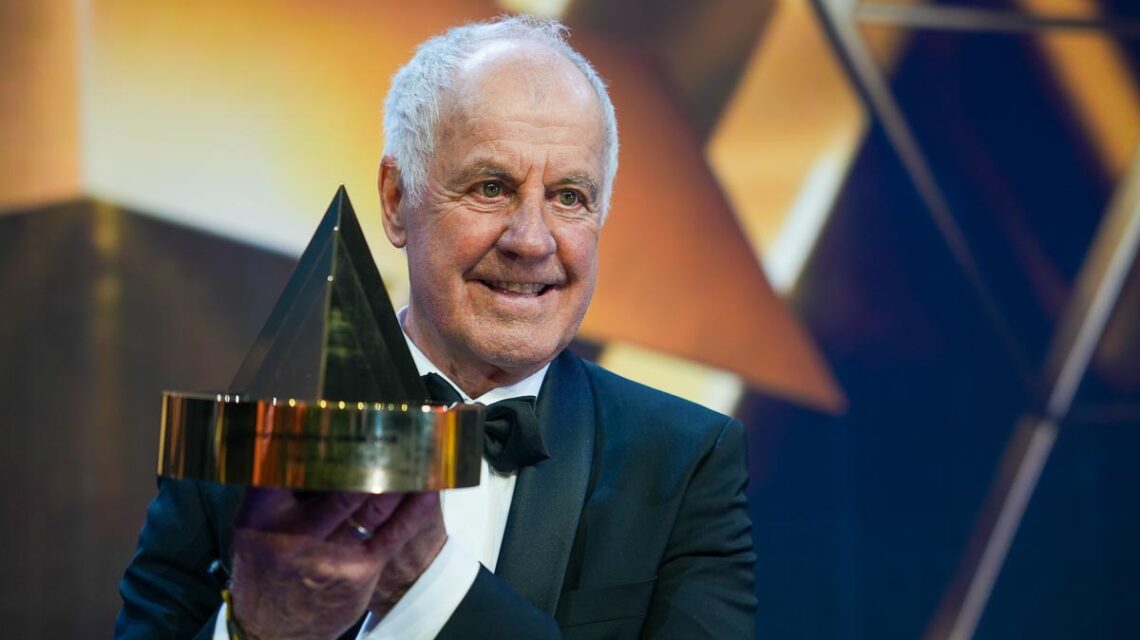 Standing Ovations in Frankfurt: Fritz Fischer nimmt beim 55. Ball des Sports die Goldene Sportpyramide entgegen und widmet das Preisgeld dem Biathlon-Nachwuchs