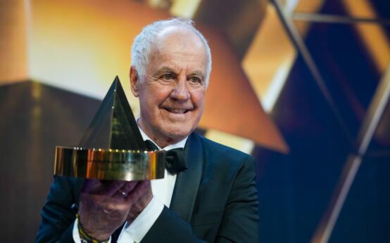 Standing Ovations in Frankfurt: Fritz Fischer nimmt beim 55. Ball des Sports die Goldene Sportpyramide entgegen und widmet das Preisgeld dem Biathlon-Nachwuchs